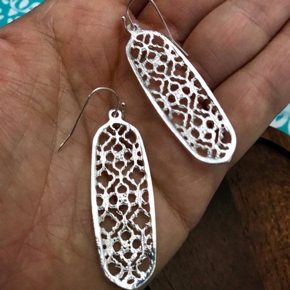 NEW💙💎STUNNING LONG ORNATE OVAL💎💙LOVELY EARRING - Picture 4 of 8